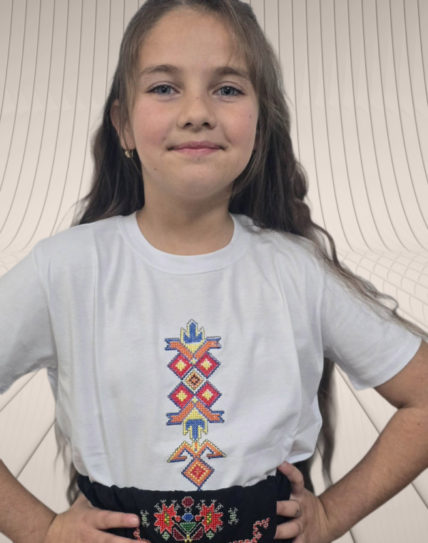 ДЕТСКА ТЕНИСКА -ШЕВИЦА БРОДЕРИЯ (БЯЛА 8-1)