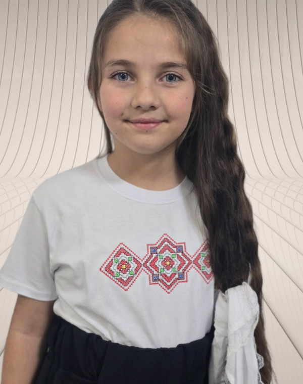 ДЕТСКА ТЕНИСКА -ШЕВИЦА БРОДЕРИЯ (БЯЛА 8-3)